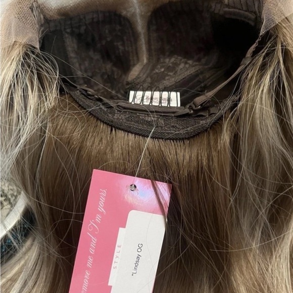 CSC Lindsay OG Synthetic Wig New with tags - Picture 2 of 2